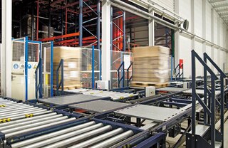 Les convoyeurs de palettes garantissent la souplesse et l’efficacité des entrées et sorties de marchandises dans un entrepôt automatisé