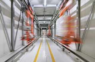 Les convoyeurs aériens et au sol sont une solution offrant une grande vitesse pour dynamiser les flux de palettes