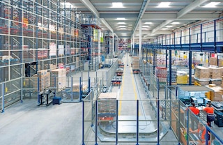 Un grillage de sécurité délimite la zone d'exploitation des convoyeurs aériens et au sol