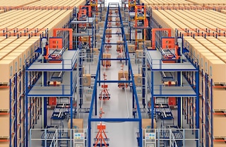 Les convoyeurs aériens et au sol servent à transporter les palettes d'un système de stockage automatisé à l'autre