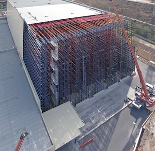 L’installation de rayonnages de grande hauteur est courante dans les entrepôts autoportants