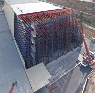 L’installation de rayonnages de grande hauteur est courante dans les entrepôts autoportants