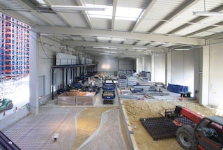 Bâtiment annexe abritant les zones de réception et d’expédition Bâtiment annexe abritant les zones de réception et d’expédition