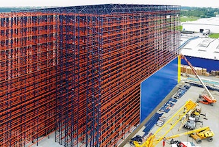 La pose des cloisons commence une fois les premiers rayonnages montés La pose des cloisons commence une fois les premiers rayonnages montés