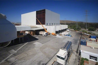 Finalisation du montage d’un entrepôt autoportant