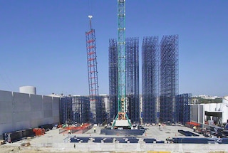 Le montage de la structure commence par l’installation des racks autoportants
