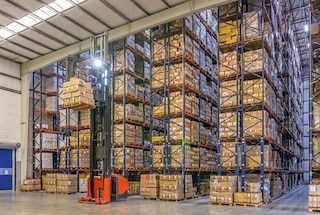 Il est possible de concevoir des entrepôts avec des rayonnages autoportants conventionnels ou compacts