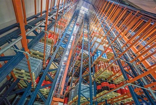 Les systèmes autoportants avec des solutions de stockage automatisées atteignent une hauteur importante