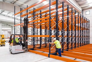 Le service de relocalisation d’installations permet de déplacer des systèmes de stockage