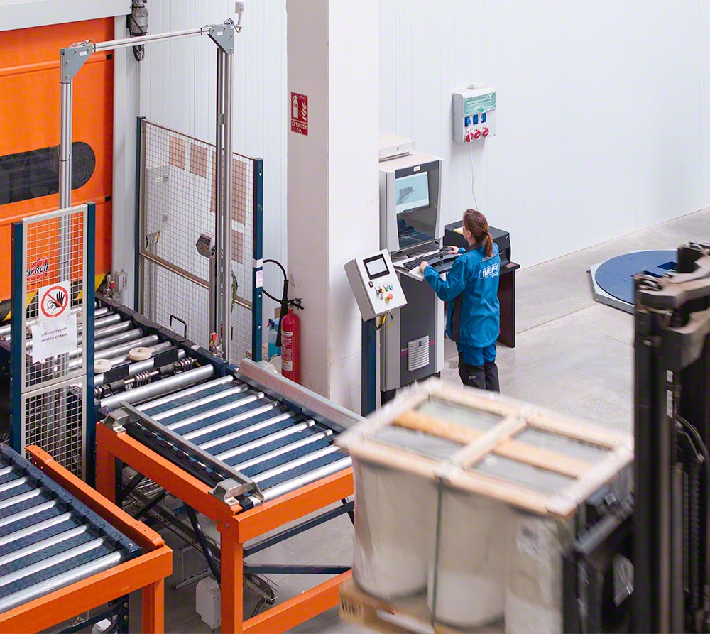 L’entrepôt autoportant est une structure compacte pouvant stocker 4 854 palettes