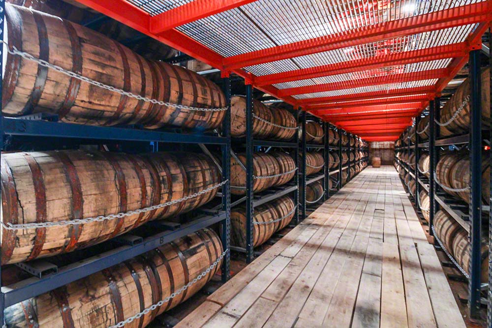 Rayonnages pour tonneaux et barriques dans l’entrepôt flottant d’Ingram Whiskey