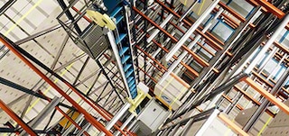 Les élévateurs transfèrent les navettes d’un niveau à l’autre