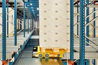 Le Pallet Shuttle 3D atteint l’emplacement attribué pour y déposer la palette