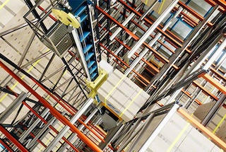 La navette 3D transfère la palette à un niveau supérieur si nécessaire