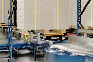 Une navette 3D récupère la palette et démarre le transfert