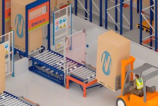 La palette atteint le bloc de rayonnage via le circuit de convoyeurs