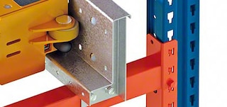 Les rails sont disposés à l’intérieur des canaux de stockage du système Pallet Shuttle automatique