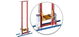 Le transstockeur se déplace le long et le haut de l’allée de service