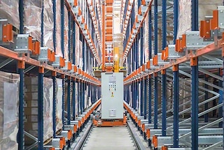 Le transstockeur ou la navette transfère le Pallet Shuttle vers le canal de stockage correspondant