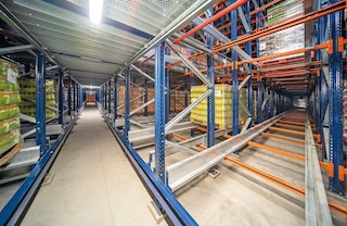 Le Pallet Shuttle automatique permet d’aménager des canaux de stockage à grande profondeur