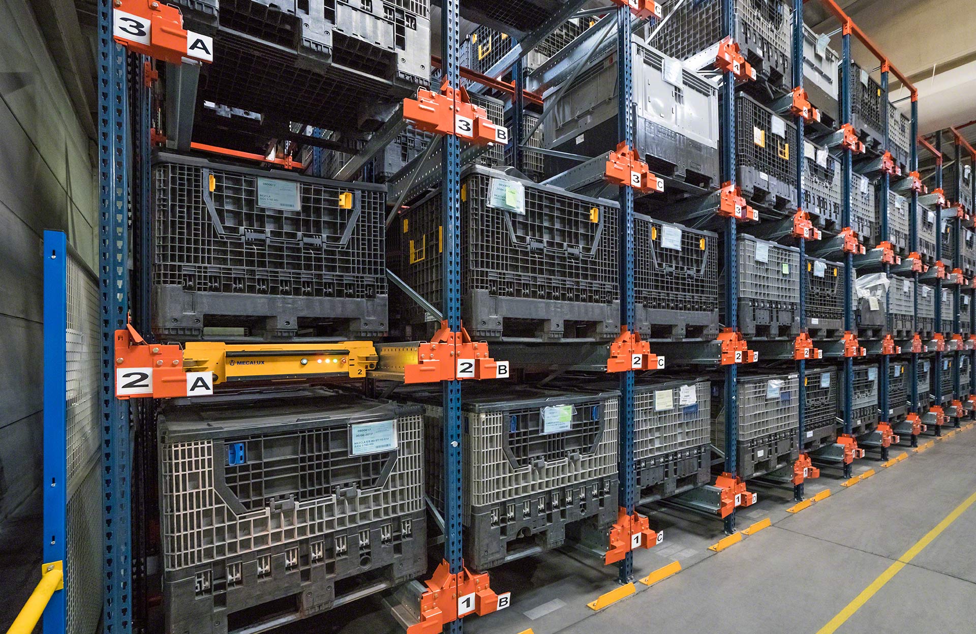 Le Pallet Shuttle peut aussi déplacer d'autres unités de charge, telles que des conteneurs en plastique