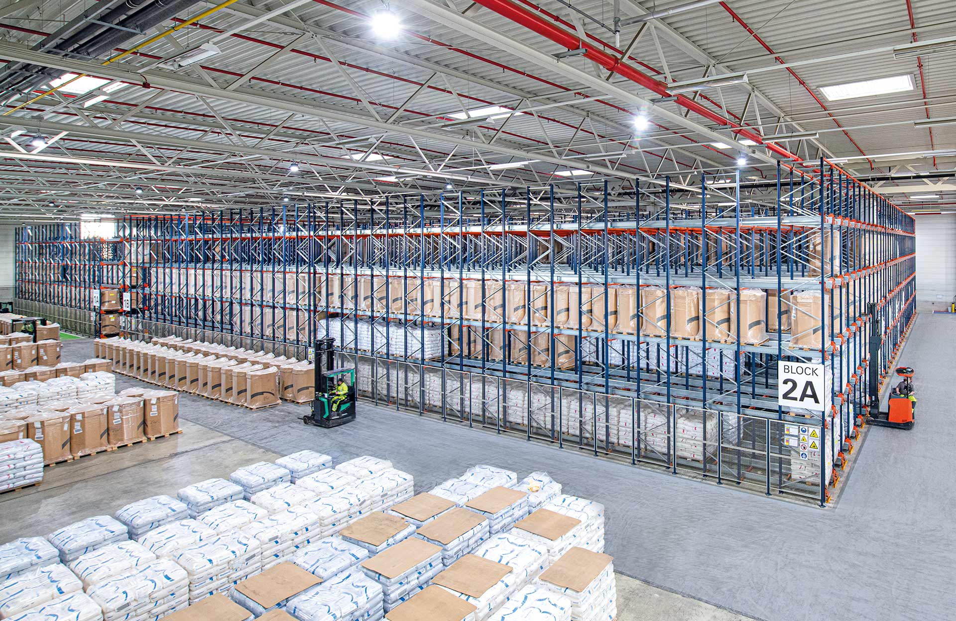 Le Pallet Shuttle est un système de stockage à haute densité qui exploite au maximum l'espace disponible au sol