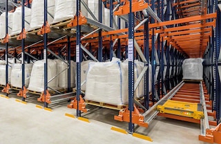 Le Pallet Shuttle peut fonctionner dans des rayonnages dépassant 60 m de profondeur Le Pallet Shuttle peut fonctionner dans des rayonnages dépassant 60 m de profondeur