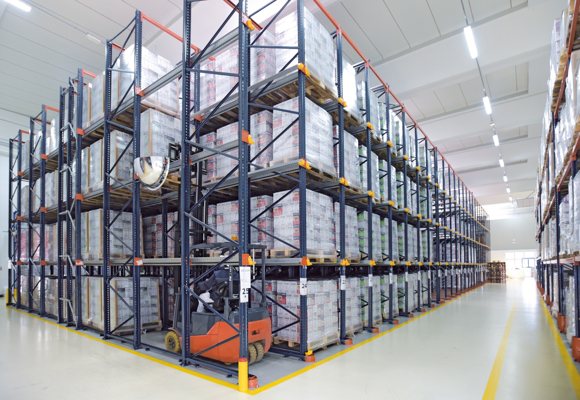 Le rack à accumulation se compose d’un ensemble d’allées de stockage dans lesquelles circulent les chariots élévateurs