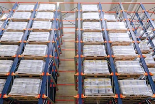 Un rayonnage à palette par accumulation est idéal pour stocker des marchandises très homogènes Un rayonnage à palette par accumulation est idéal pour stocker des marchandises très homogènes