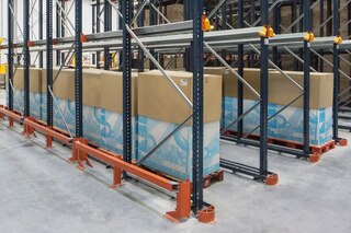 Les pieds des montants du rayonnage sont munis de protections latérales pour éviter que les chariots élévateurs n’endommagent la structure