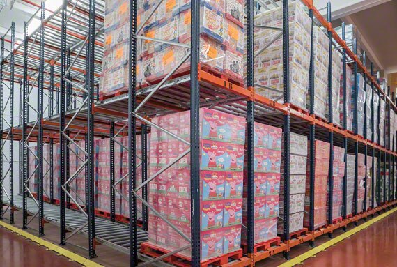 Le rack accumulation dynamique est courant dans les entreprises gérant des denrées périssables