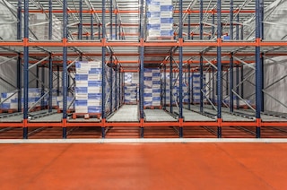 Le palettier à accumulation dynamique est la solution idéale pour le stockage temporaire de marchandises entre deux zones de travail