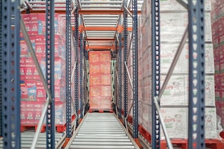 Les palettes glissent à l’intérieur des canaux de stockage du palettier dynamique sous l’effet de la gravité