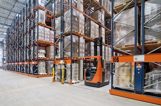 Un bloc de rack statique peut être installé entre deux ensembles de rack sur base mobile