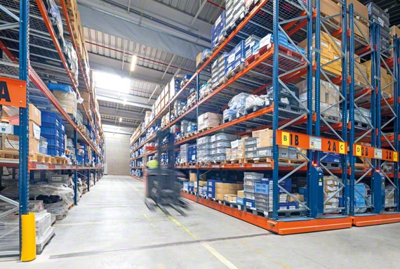 Le rack mobile pour entrepôt offre une grande capacité et un accès direct aux marchandises Le rack mobile pour entrepôt offre une grande capacité et un accès direct aux marchandises