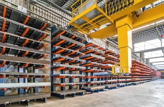 Les ponts roulants automatiques dynamisent le chargement et le déchargement dans un entrepôt équipé de racks cantilever Les ponts roulants automatiques dynamisent le chargement et le déchargement dans un entrepôt équipé de racks cantilever