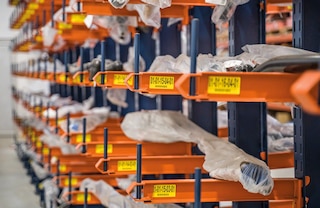 Les butées de bras d’un rayonnage cantilever empêchent la chute accidentelle des marchandises