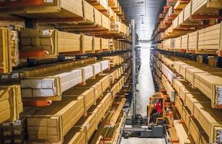 Le rack cantilever est souvent exploité avec des chariots tridirectionnels Le rack cantilever est souvent exploité avec des chariots tridirectionnels