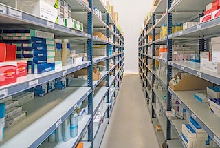 Le rayonnage charge légère M3 convient au stockage et à la présentation de produits dans les magasins Le rayonnage charge légère M3 convient au stockage et à la présentation de produits dans les magasins