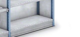 Les plinthes ferment le dessous du rayonnage léger Les plinthes ferment le dessous du rayonnage léger