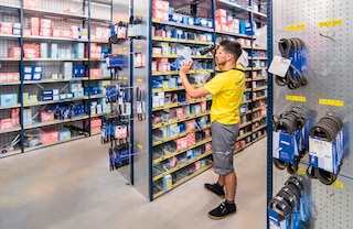 Les échelles avec tôle perforée permettent de fixer des crochets pour suspendre des produits Les échelles avec tôle perforée permettent de fixer des crochets pour suspendre des produits