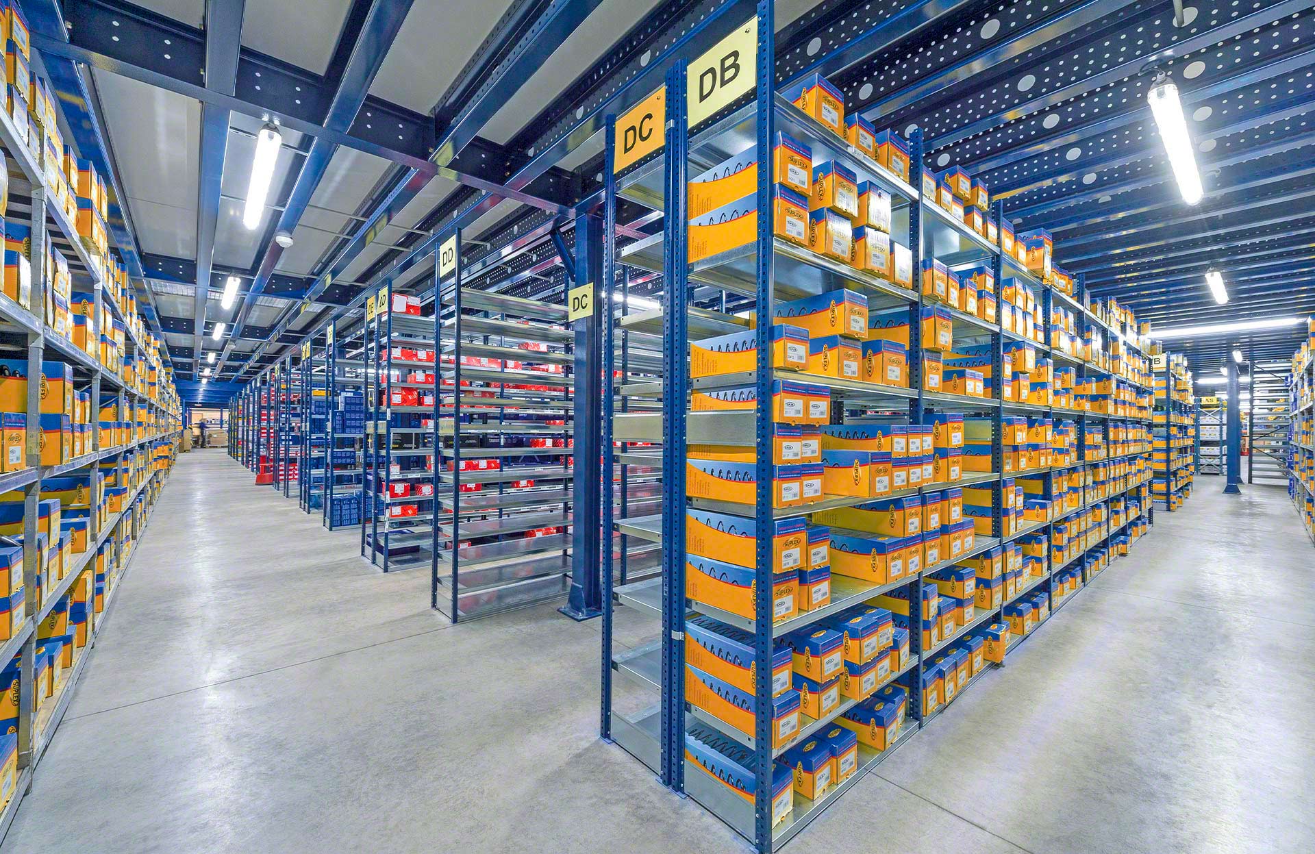 Le rayonnage M3 offre un accès manuel à tous les produits stockés