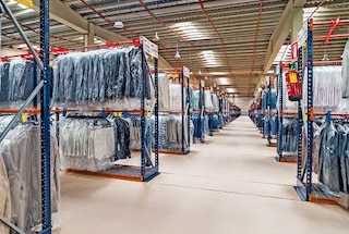 Le rack de stockage charge lourde permet de stocker des vêtements suspendus Le rack de stockage charge lourde permet de stocker des vêtements suspendus