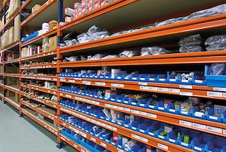 Le rayonnage mi-lourd sert également au stockage de pièces détachées Le rayonnage mi-lourd sert également au stockage de pièces détachées