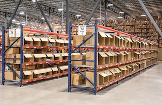 Le rack charge lourde M7 convient parfaitement aux opérations de picking Le rack charge lourde M7 convient parfaitement aux opérations de picking