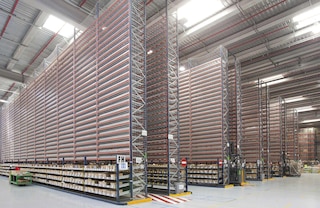 Le rayonnage mi-lourd M7 grande hauteur permet d’exploiter au maximum l’espace disponible en hauteur Le rayonnage mi-lourd M7 grande hauteur permet d’exploiter au maximum l’espace disponible en hauteur