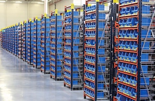 Les bacs-tiroirs en plastique sont très pratiques pour le stockage de petites pièces dans un rayonnage mi-lourd M7 Les bacs-tiroirs en plastique sont très pratiques pour le stockage de petites pièces dans un rayonnage mi-lourd M7