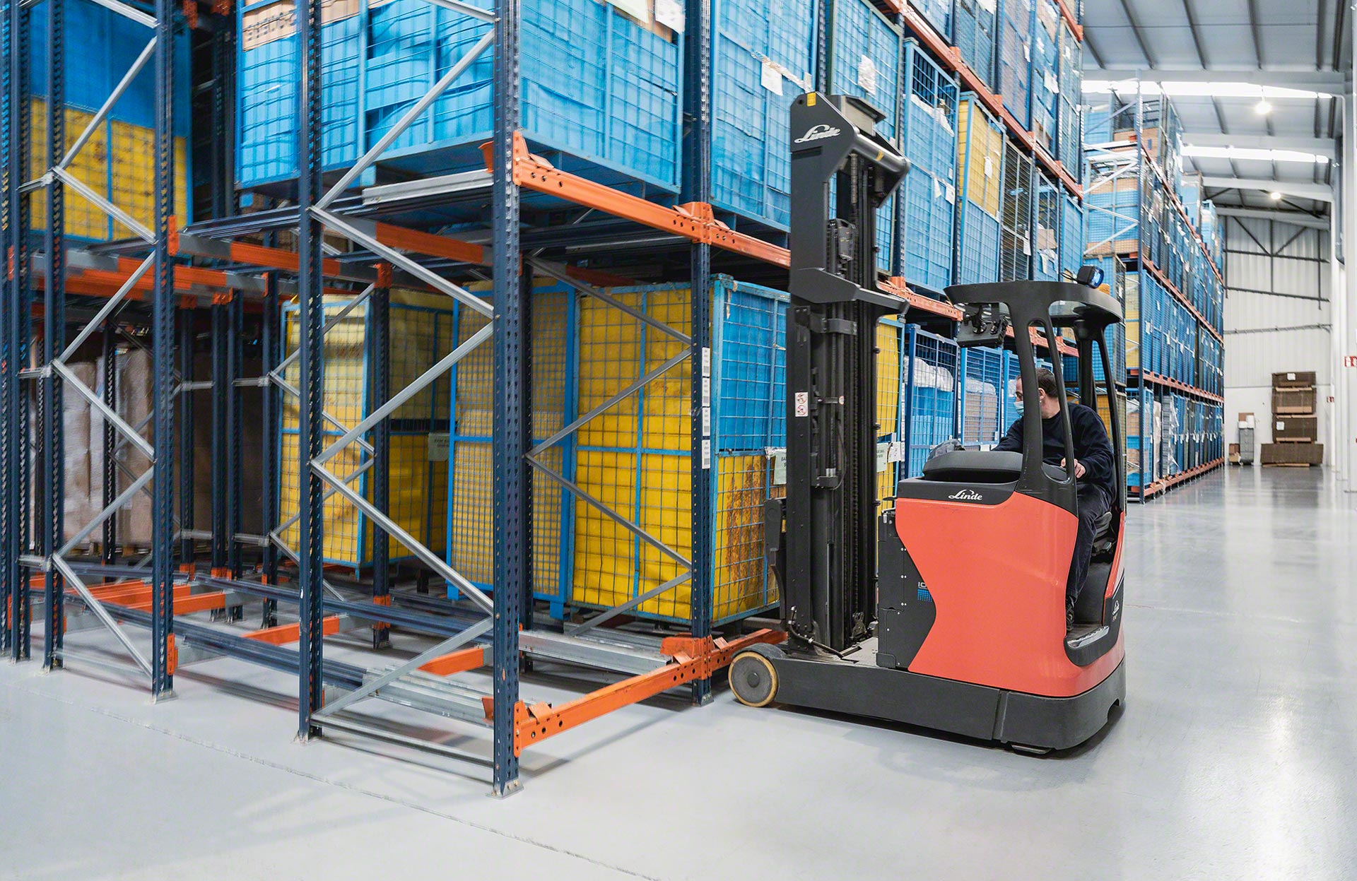 Le rack push-back convient à d’autres types d’unités de charge, tels que les conteneurs métalliques