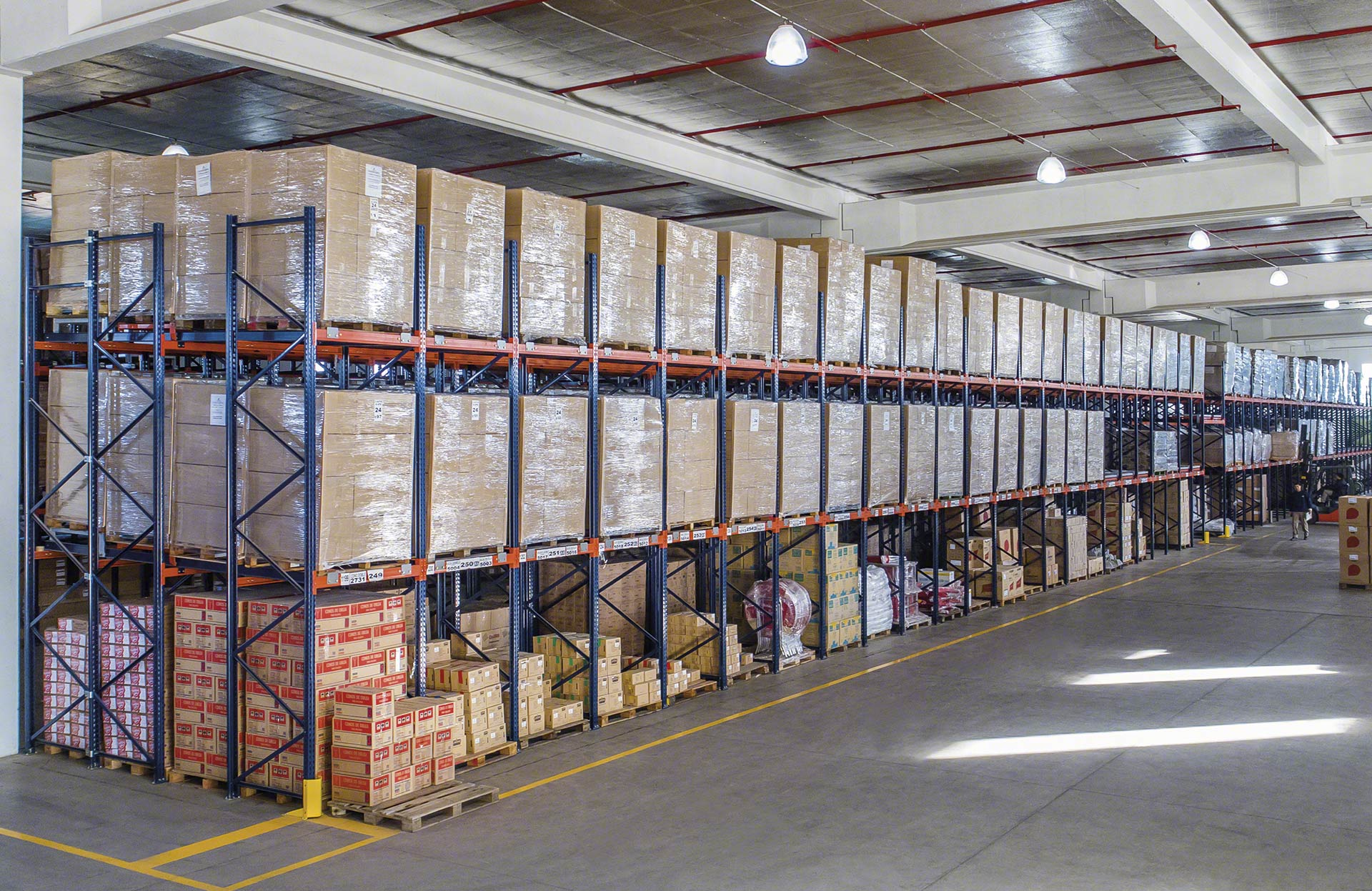 Sous un rayonnage push-back, il est possible d’aménager des niveaux de stockage au sol pour palettes