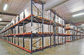 Le rayonnage push-back optimise l’espace Le rayonnage push-back optimise l’espace